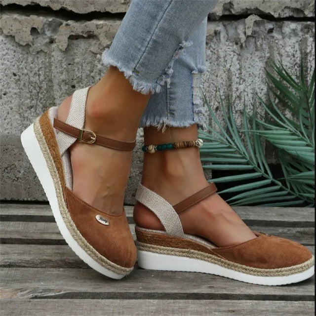 "Dam sandaler med stängd tå och hög klack, elegant läderfinish, sofistikerad design, komfortabel och stilren."