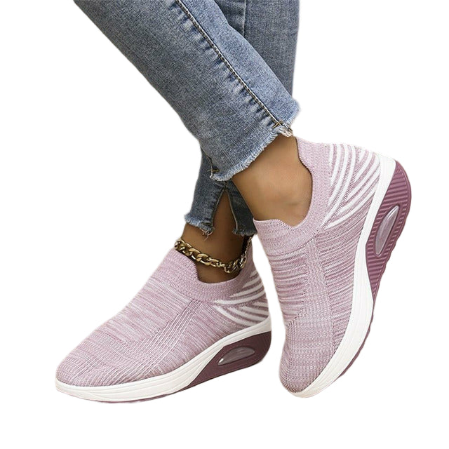 "Dam sneakers i mesh-design med andningsbart material, instapfunktion och sportig look för aktiv livsstil."