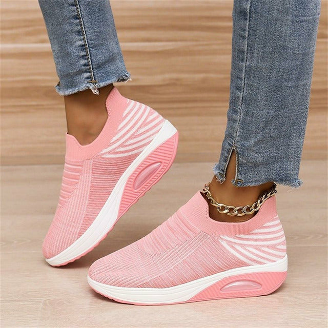 "Dam sneakers i mesh-design med andningsbart material, instapfunktion och sportig look för aktiv livsstil."