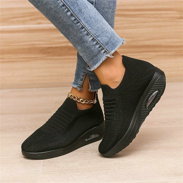 "Dam sneakers i mesh-design med andningsbart material, instapfunktion och sportig look för aktiv livsstil."