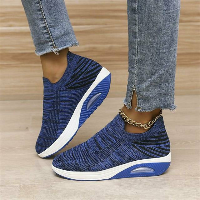 "Dam sneakers i mesh-design med andningsbart material, instapfunktion och sportig look för aktiv livsstil."