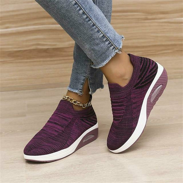 "Dam sneakers i mesh-design med andningsbart material, instapfunktion och sportig look för aktiv livsstil."