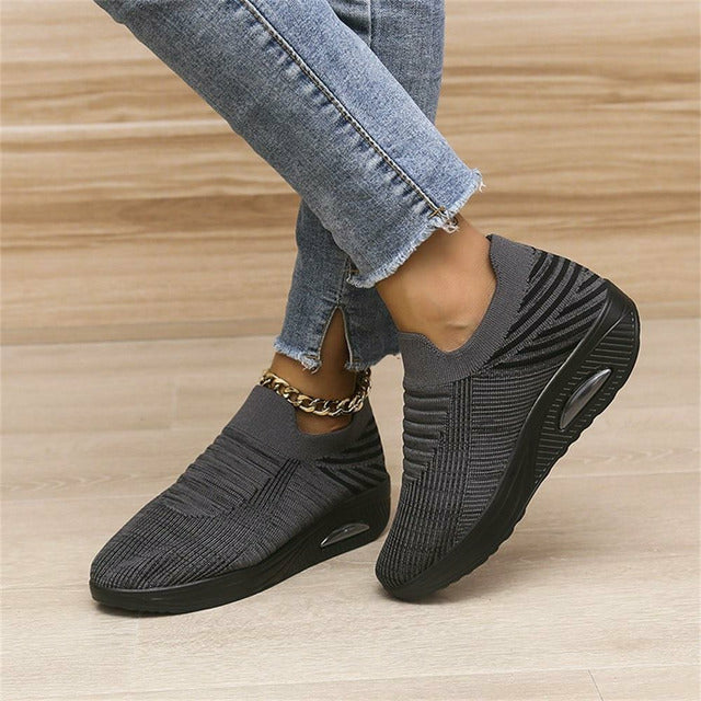 "Dam sneakers i mesh-design med andningsbart material, instapfunktion och sportig look för aktiv livsstil."