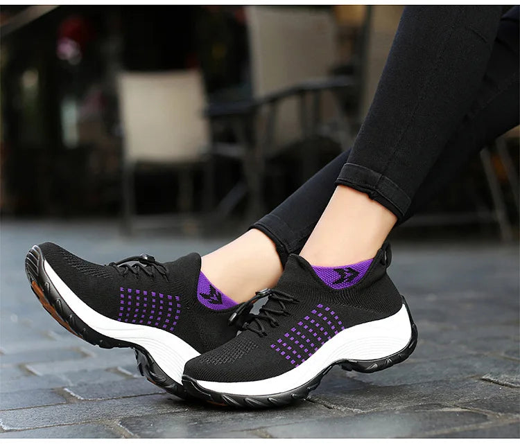 "Dam sneakers med sportig design, andningsbart mesh och tjock sula, idealiska för träning och vardaglig användning."