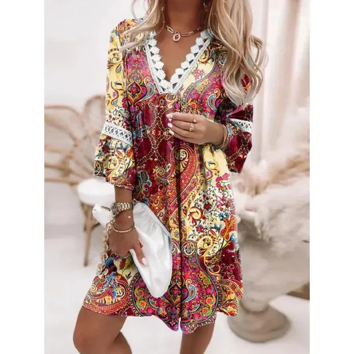 "Dam sommarklänning blommig, lätt material, feminin look, perfekt för varma dagar och soliga äventyr."