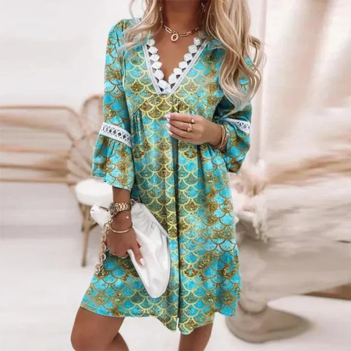 "Dam sommarklänning blommig, lätt material, feminin look, perfekt för varma dagar och soliga äventyr."
