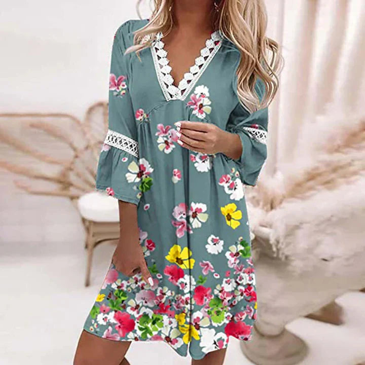 "Dam sommarklänning blommig, lätt material, feminin look, perfekt för varma dagar och soliga äventyr."