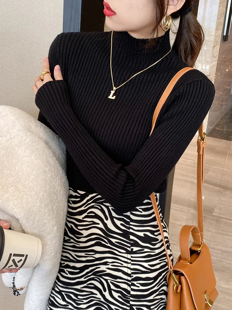 Dam stickad turtleneck tröja; elegant långärmad design, mjuk och värmande i flera stilfulla färger för komfort och stil.