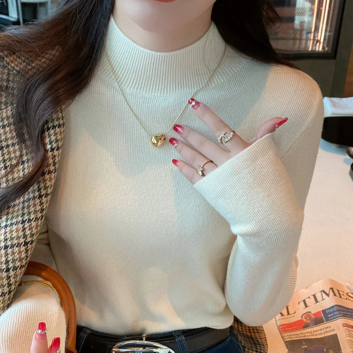 "Dam stickad turtleneck tröja långärmad, mjuk struktur och elegant design, perfekt för kyliga dagar."