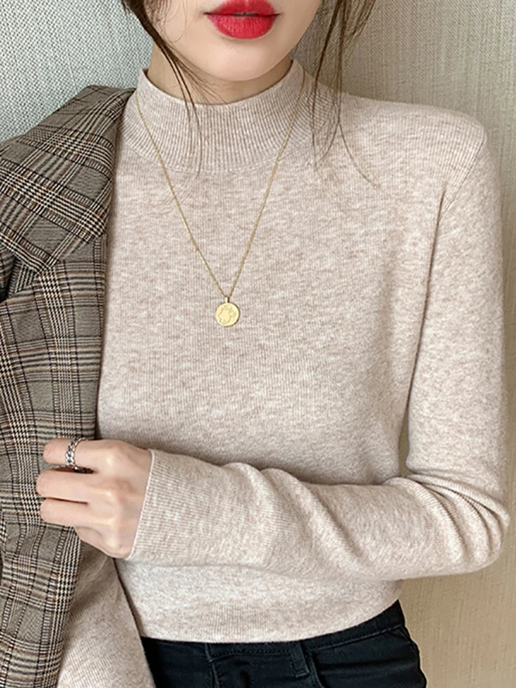 "Dam stickad turtleneck tröja långärmad, mjuk struktur och elegant design, perfekt för kyliga dagar."