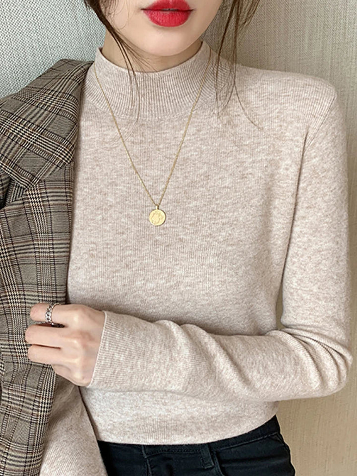"Dam stickad turtleneck tröja långärmad, mjuk struktur och elegant design, perfekt för kyliga dagar."