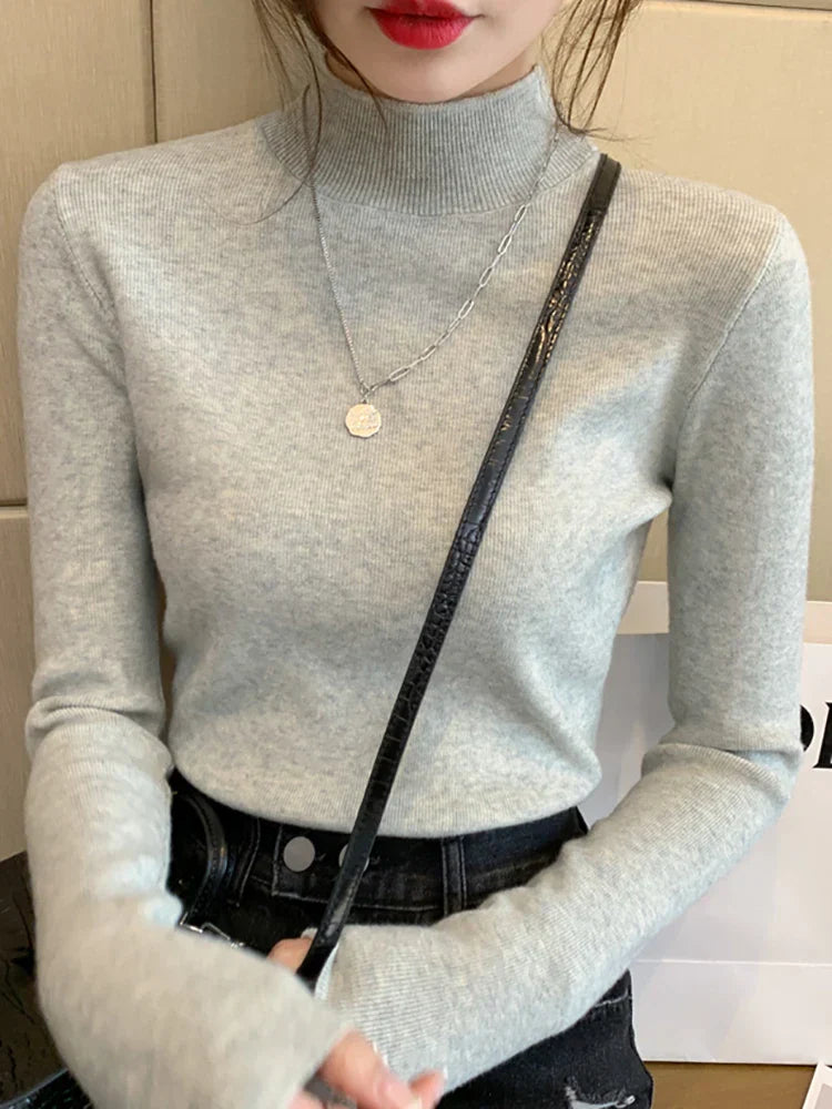 "Dam stickad turtleneck tröja långärmad, mjuk struktur och elegant design, perfekt för kyliga dagar."