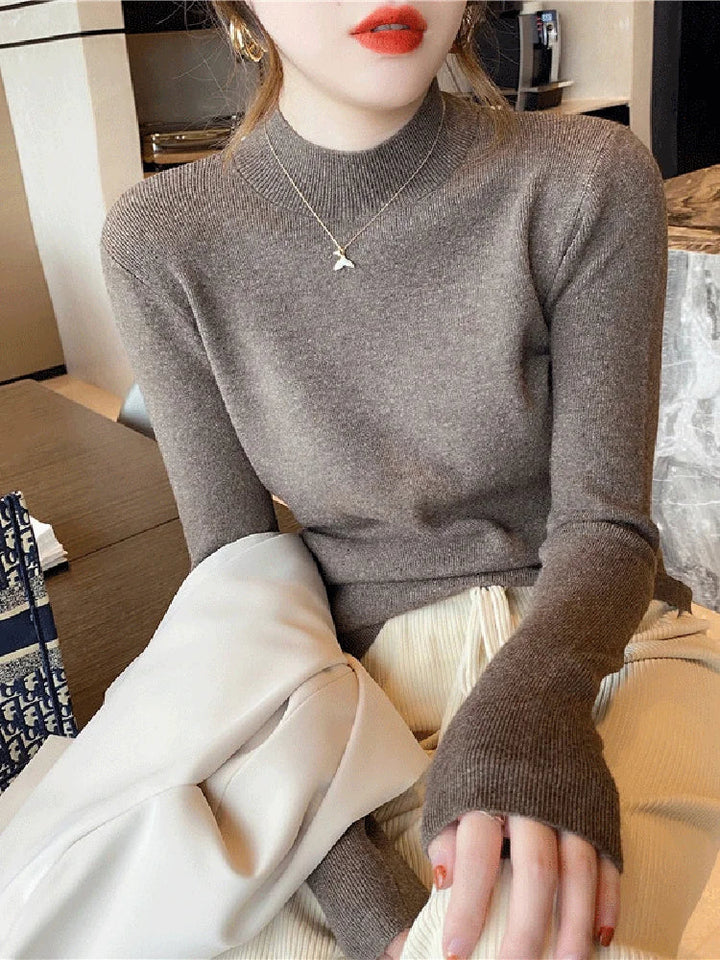 "Dam stickad turtleneck tröja långärmad, mjuk struktur och elegant design, perfekt för kyliga dagar."