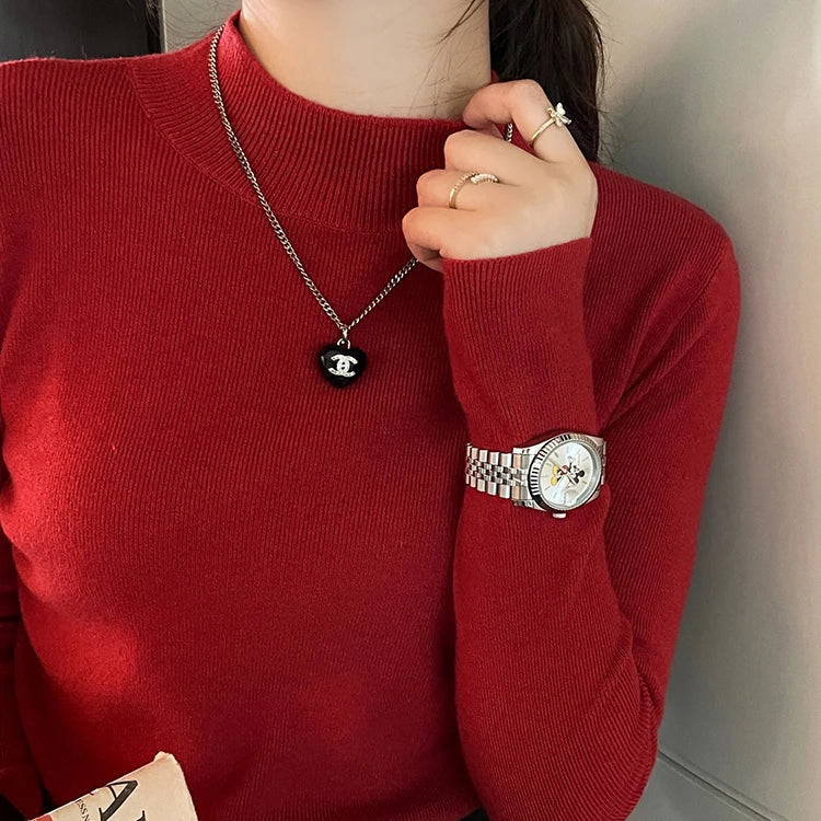 "Dam stickad turtleneck tröja långärmad, mjuk struktur och elegant design, perfekt för kyliga dagar."