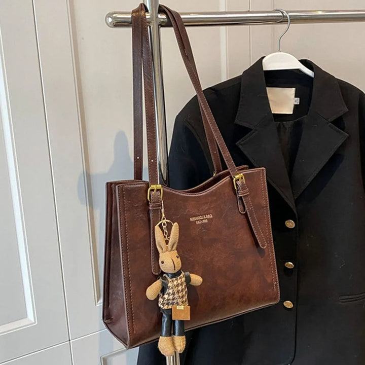 "Dam tote väska i elegant PU-läder med avtagbar kanin charm, stilren design, perfekt för dagligt bruk."