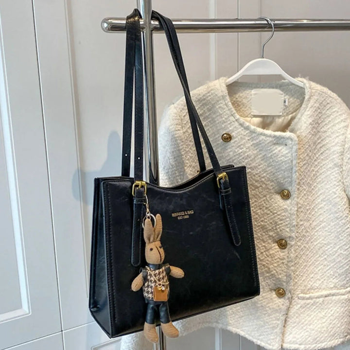 "Dam tote väska i elegant PU-läder med avtagbar kanin charm, stilren design, perfekt för dagligt bruk."