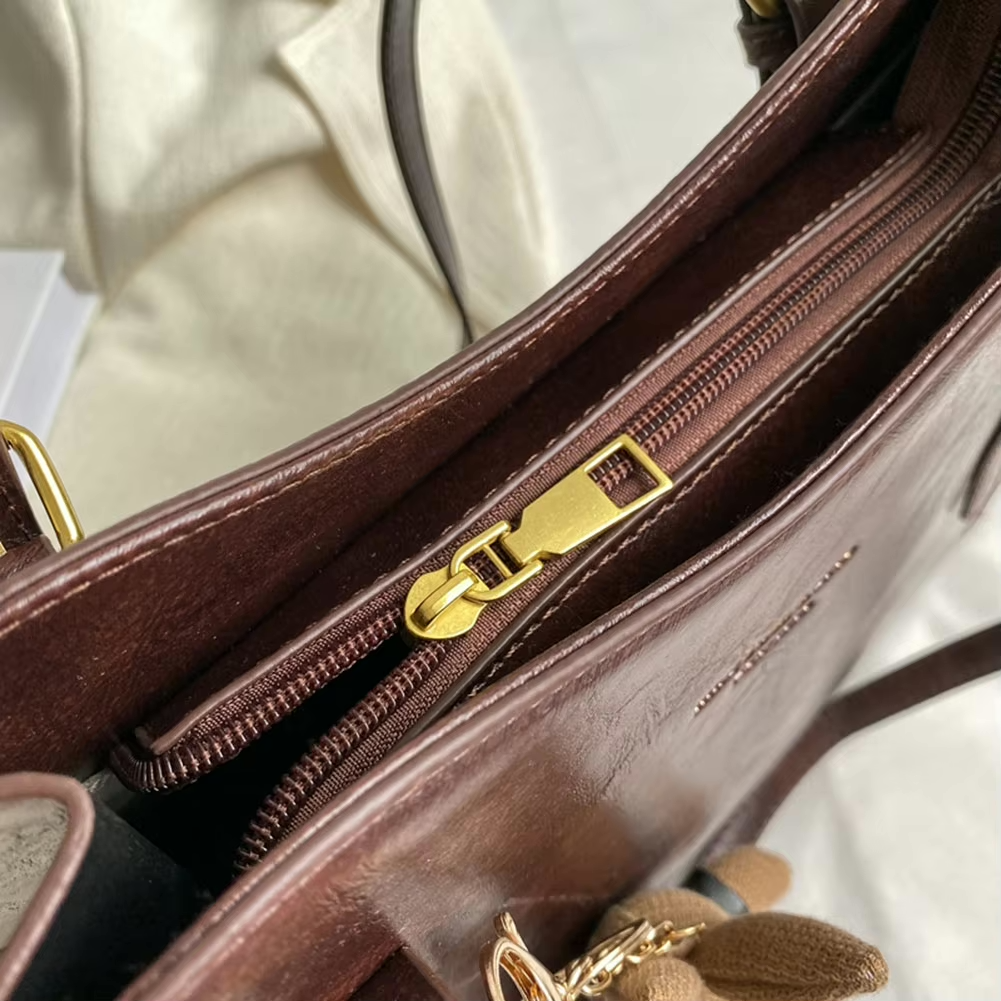 "Dam tote väska i elegant PU-läder med avtagbar kanin charm, stilren design, perfekt för dagligt bruk."