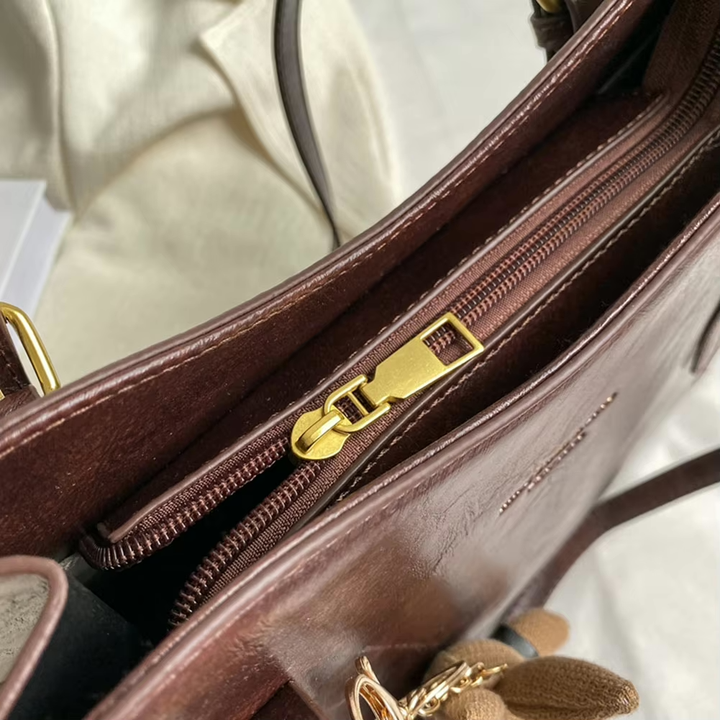 "Dam tote väska i elegant PU-läder med avtagbar kanin charm, stilren design, perfekt för dagligt bruk."