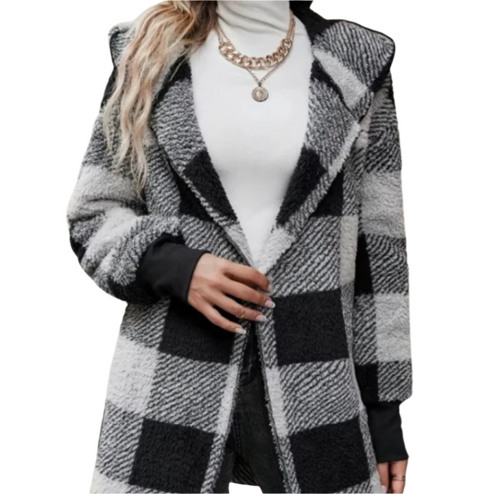 "Dam vattentät rutig cardigan i elegant design, visar stilikonisk och funktionell modekofta för kalla och regniga dagar."