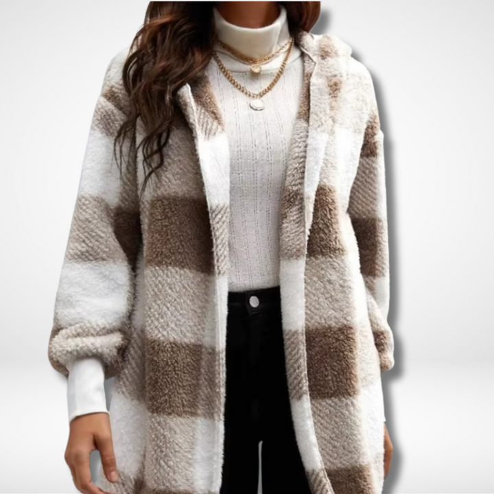 "Dam vattentät rutig cardigan i elegant design, visar stilikonisk och funktionell modekofta för kalla och regniga dagar."