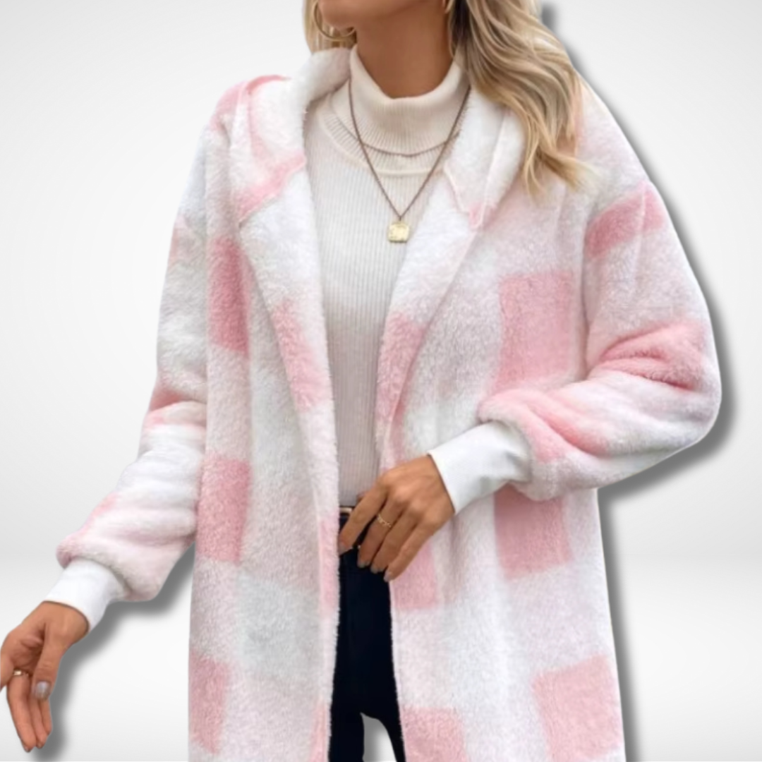 "Dam vattentät rutig cardigan i elegant design, visar stilikonisk och funktionell modekofta för kalla och regniga dagar."
