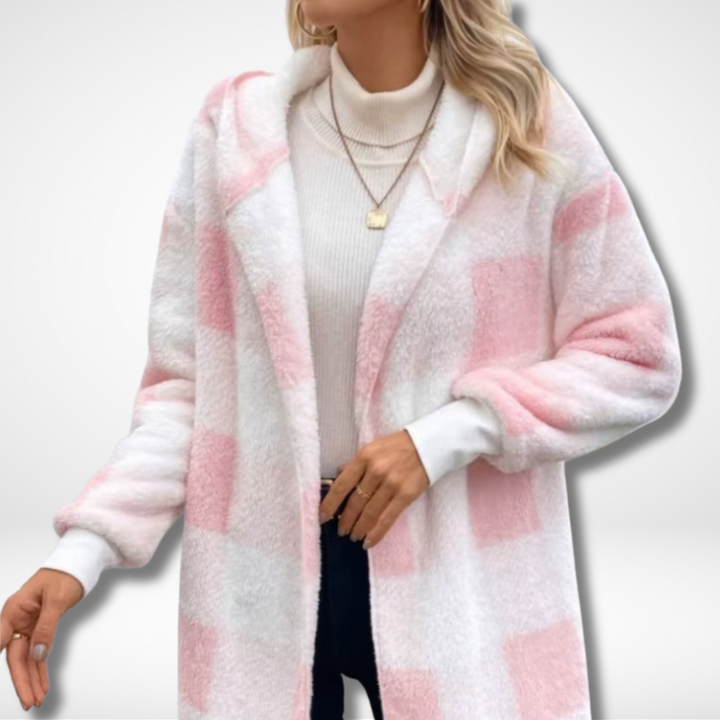 "Dam vattentät rutig cardigan i elegant design, visar stilikonisk och funktionell modekofta för kalla och regniga dagar."