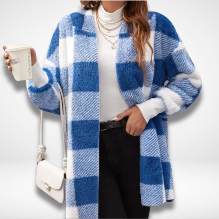 "Dam vattentät rutig cardigan i elegant design, visar stilikonisk och funktionell modekofta för kalla och regniga dagar."
