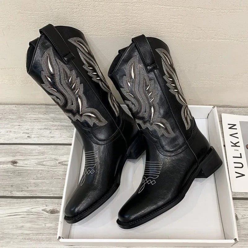 "Dam vintage broderade cowboyboots med fyrkantig tå, V-formad öppning, och tjock klack. Perfekt för stilmedvetna kvinnor."