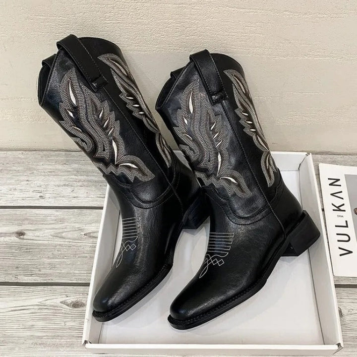 "Dam vintage broderade cowboyboots med fyrkantig tå, V-formad öppning, och tjock klack. Perfekt för stilmedvetna kvinnor."