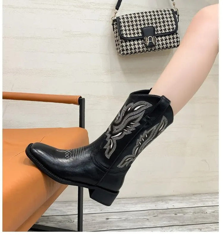 "Dam vintage broderade cowboyboots med fyrkantig tå, V-formad öppning, och tjock klack. Perfekt för stilmedvetna kvinnor."