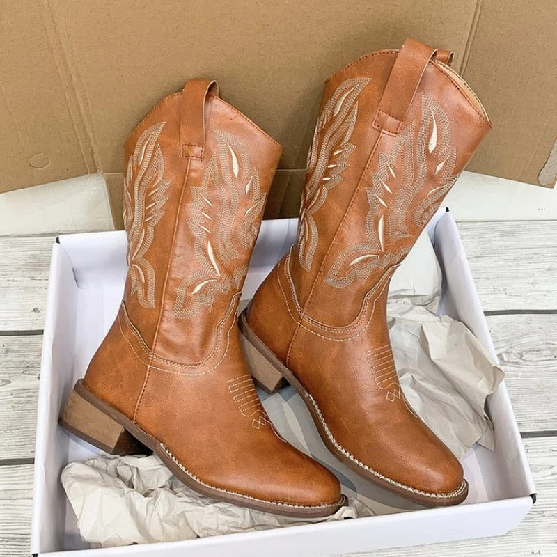 "Dam vintage broderade cowboyboots med fyrkantig tå, V-formad öppning, och tjock klack. Perfekt för stilmedvetna kvinnor."