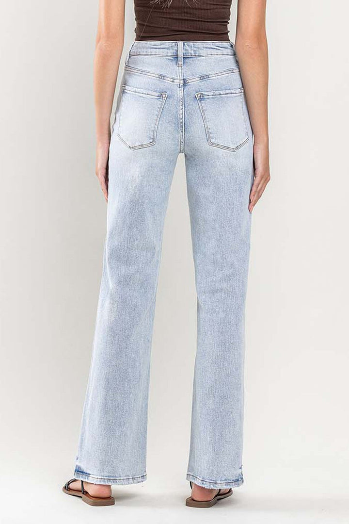 "Dam vintage flared jeans i ljus denim, superhög midja, retrostil med flare-ben som ger en smickrande silhuett."