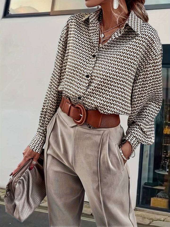 "Dam vintage långärmad blus i mjukt bomullstyg, elegant och tidlös design med avslappnad passform, perfekt för alla tillfälle