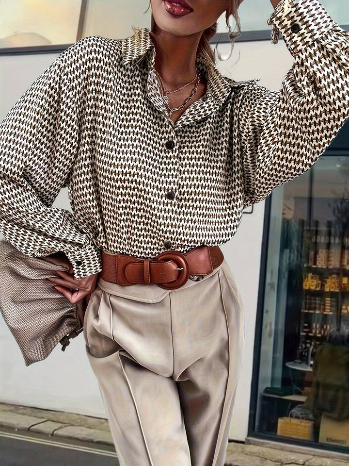 "Dam vintage långärmad blus i mjukt bomullstyg, elegant och tidlös design med avslappnad passform, perfekt för alla tillfälle