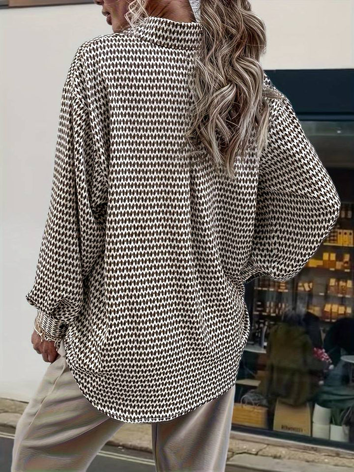 "Dam vintage långärmad blus i mjukt bomullstyg, elegant och tidlös design med avslappnad passform, perfekt för alla tillfälle