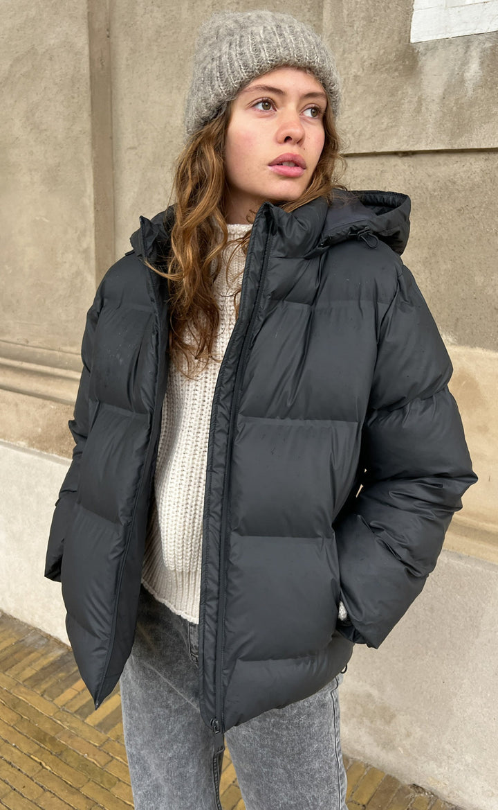 "Dam vinterjacka i modern design, värmande polyester, elegant svart färg, perfekta för kalla vinterdagar."