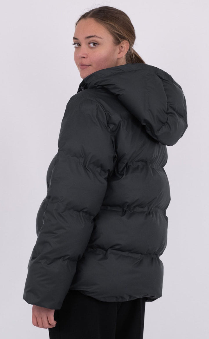 "Dam vinterjacka i modern design, värmande polyester, elegant svart färg, perfekta för kalla vinterdagar."