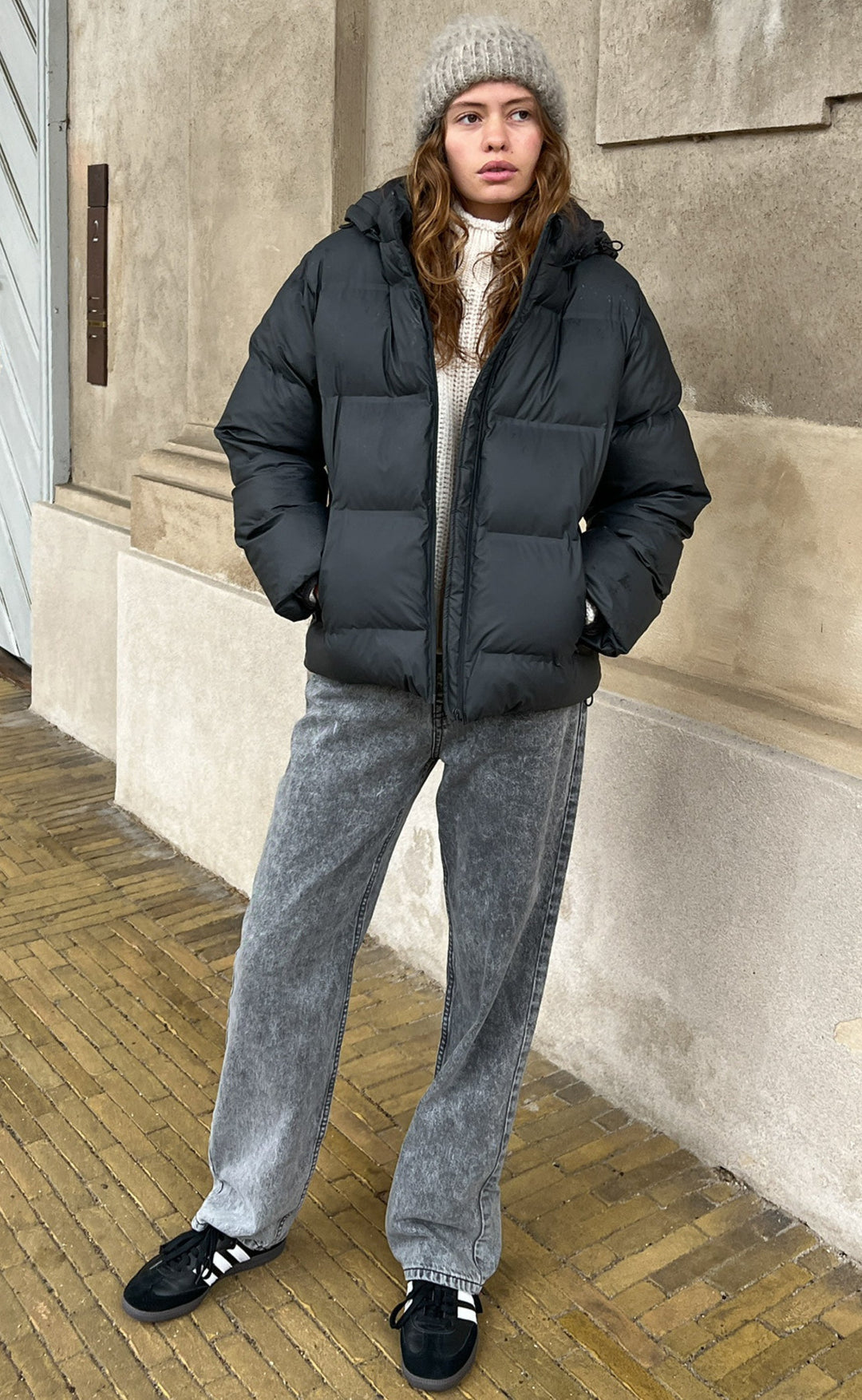 "Dam vinterjacka i modern design, värmande polyester, elegant svart färg, perfekta för kalla vinterdagar."