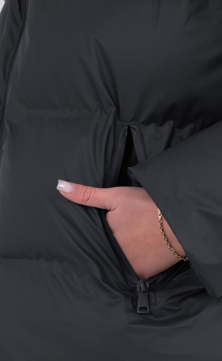 "Dam vinterjacka i modern design, värmande polyester, elegant svart färg, perfekta för kalla vinterdagar."