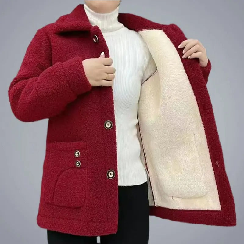 "Dam vinterjacka i tjock fleece, lammfodrad, figursydd design, djupa fickor, elegant färg, idealisk för kalla dagar."