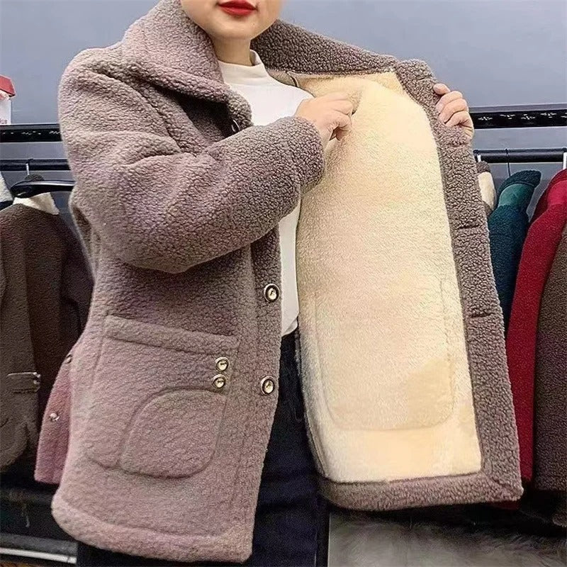 "Dam vinterjacka i tjock fleece, lammfodrad, figursydd design, djupa fickor, elegant färg, idealisk för kalla dagar."