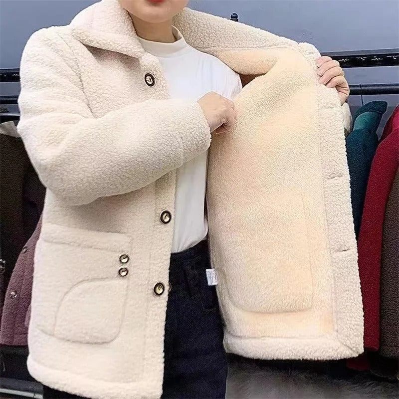 "Dam vinterjacka i tjock fleece, lammfodrad, figursydd design, djupa fickor, elegant färg, idealisk för kalla dagar."