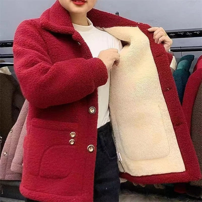 "Dam vinterjacka i tjock fleece, lammfodrad, figursydd design, djupa fickor, elegant färg, idealisk för kalla dagar."