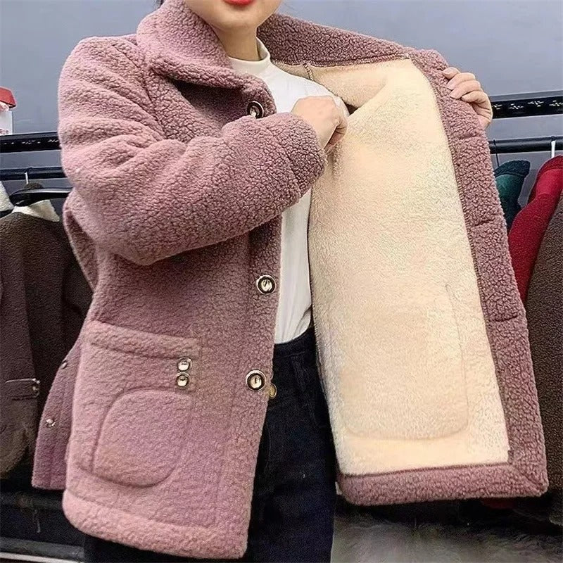 "Dam vinterjacka i tjock fleece, lammfodrad, figursydd design, djupa fickor, elegant färg, idealisk för kalla dagar."