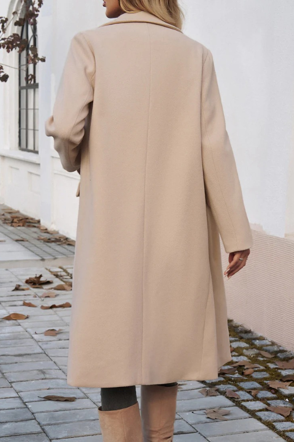 Dam vinterlångkappa med skräddarsydd stil, hållbara tyger, dubbelknäppning, klassiska slag, elegant för kalla dagar.