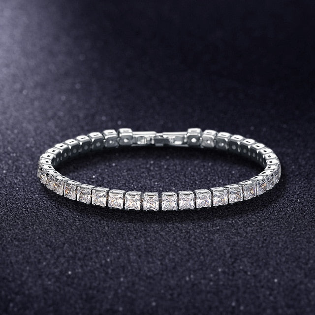 "Damarmband i polerat silver med glänsande kubiska zirkoner, elegant och sofistikerat smycke för alla tillfällen."