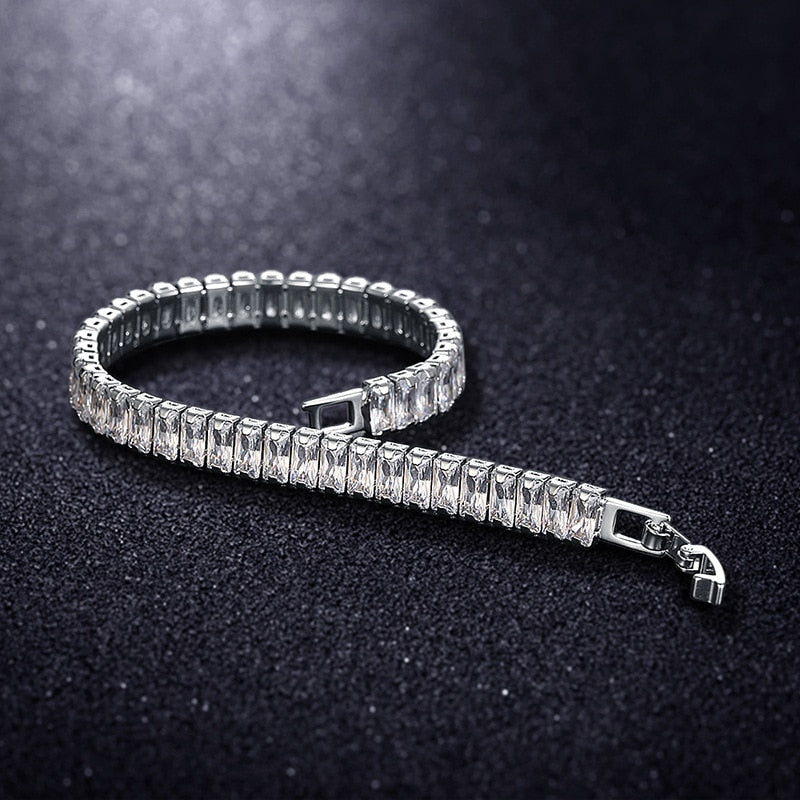 "Damarmband i polerat silver med glänsande kubiska zirkoner, elegant och sofistikerat smycke för alla tillfällen."