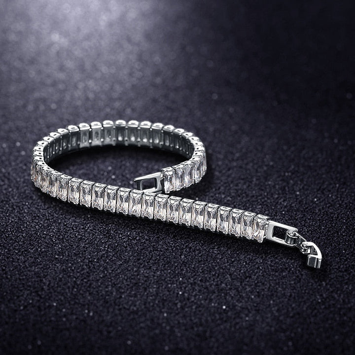 "Damarmband i polerat silver med glänsande kubiska zirkoner, elegant och sofistikerat smycke för alla tillfällen."