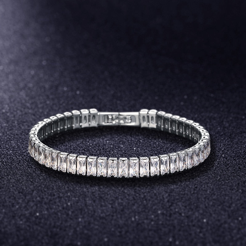 "Damarmband i polerat silver med glänsande kubiska zirkoner, elegant och sofistikerat smycke för alla tillfällen."