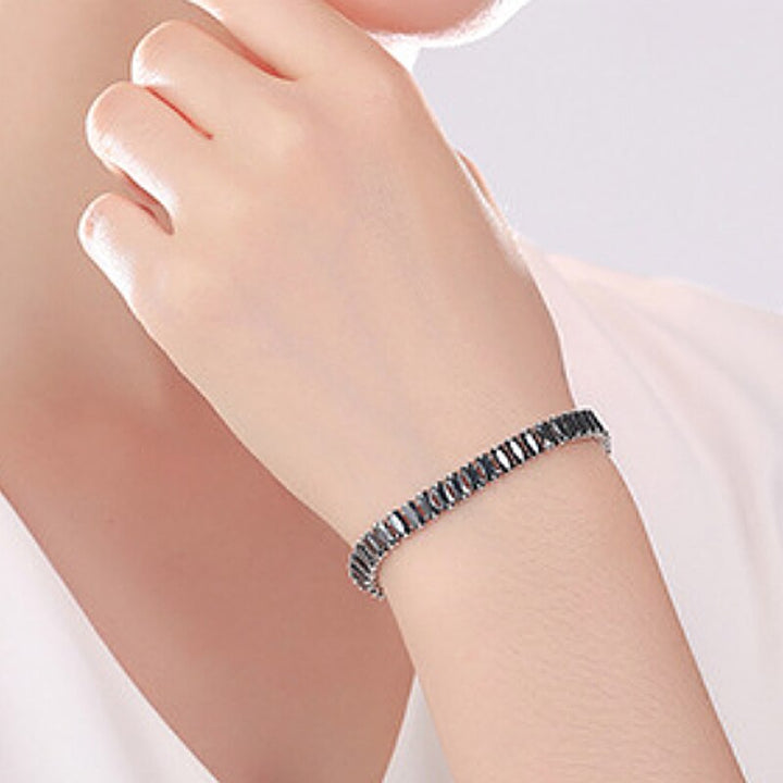 "Damarmband i polerat silver med glänsande kubiska zirkoner, elegant och sofistikerat smycke för alla tillfällen."